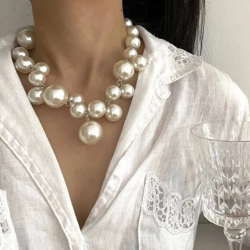 Elegant imitation pearl women's necklace with large round beads choker style, suitable for parties and weddings